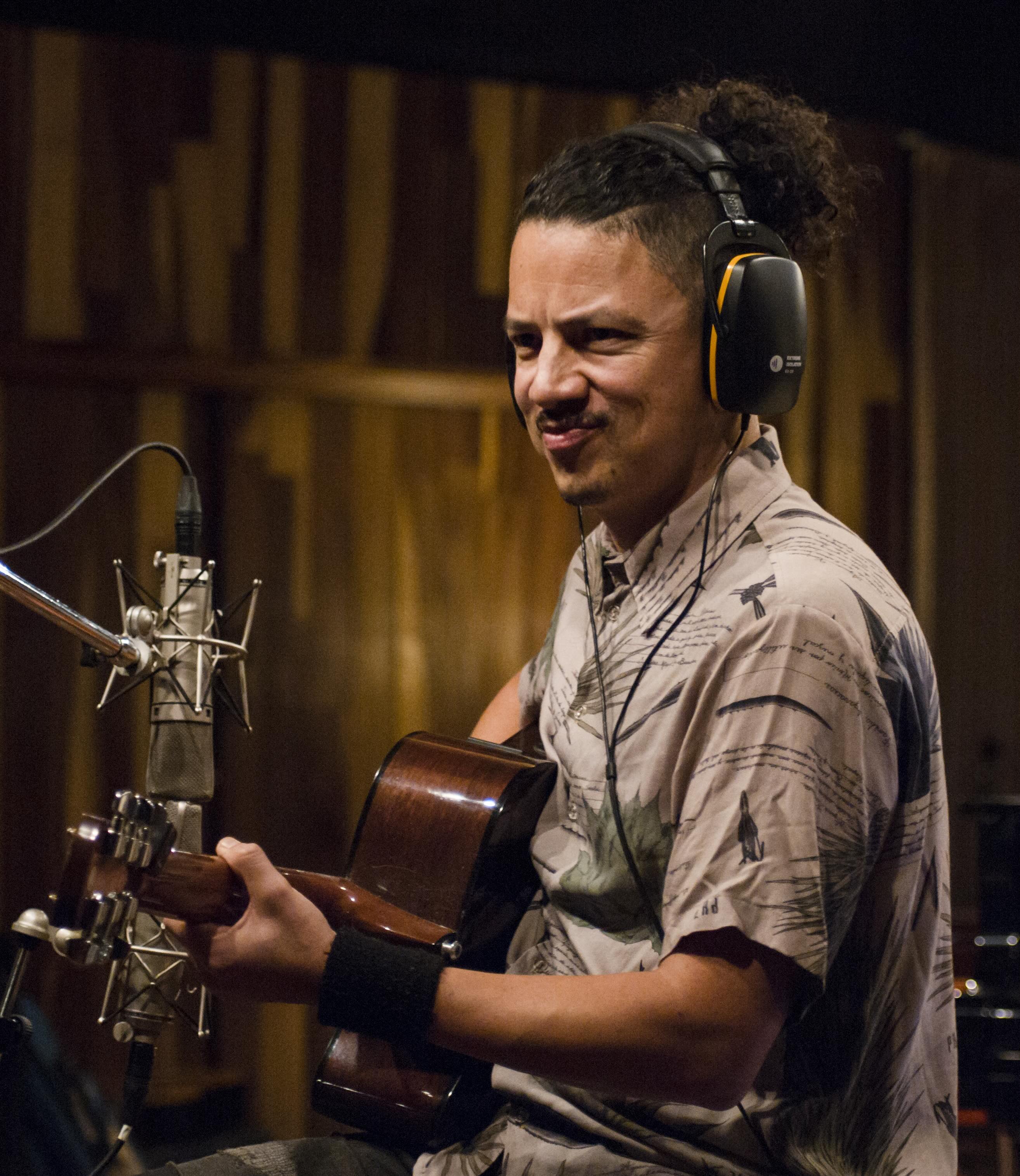 OmarSea con su guitarra